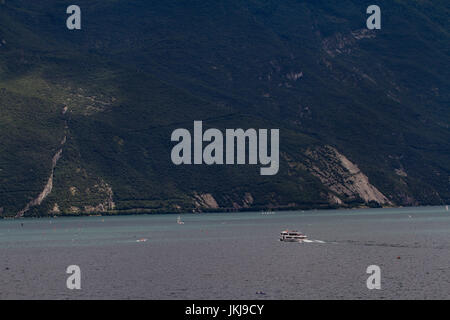 Passeneger traversier sur le lac de Garde. Italie Banque D'Images