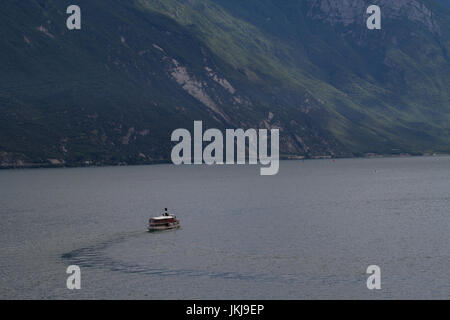 Passeneger traversier sur le lac de Garde. Italie Banque D'Images