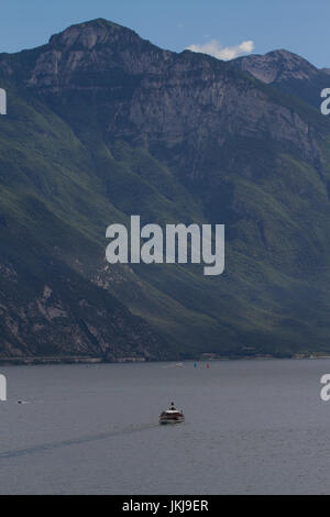 Passeneger traversier sur le lac de Garde. Italie Banque D'Images