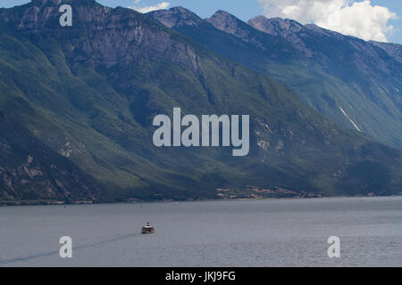 Passeneger traversier sur le lac de Garde. Italie Banque D'Images