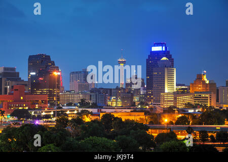 San Antonio, TX cityscape le soir Banque D'Images