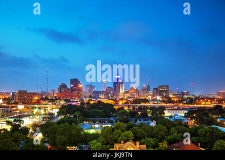 San Antonio, TX cityscape le soir Banque D'Images