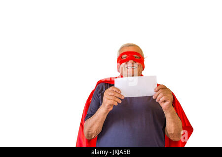 Vue du dessous du vieil homme habillé en super héros montrant l'enveloppe blanche sur fond blanc Banque D'Images