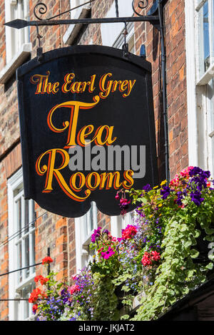 YORK, UK - 18 juillet 2017 : le signe au-dessus de l'Earl Grey Tea Rooms sur la pagaille dans la ville historique de York au Royaume-Uni, le 18 juillet 2017. Banque D'Images