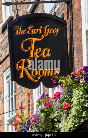 YORK, UK - 18 juillet 2017 : le signe au-dessus de l'Earl Grey Tea Rooms sur la pagaille dans la ville historique de York au Royaume-Uni, le 18 juillet 2017. Banque D'Images