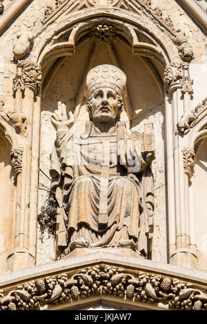 Une sculpture en pierre de l'archevêque de York sur l'extérieur de la façade occidentale de la cathédrale de York de York, Royaume-Uni. Banque D'Images