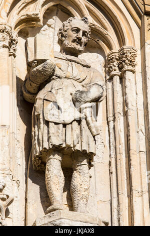 Une sculpture en pierre sur la façade occidentale de la cathédrale de York dans la ville historique de York, au Royaume-Uni. Banque D'Images