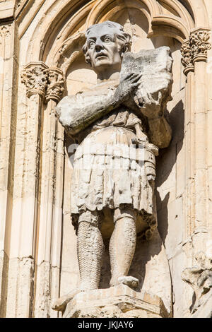Une sculpture en pierre sur la façade occidentale de la cathédrale de York dans la ville historique de York, au Royaume-Uni. Banque D'Images
