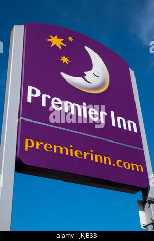 YORK, UK - 17 juillet 2017 : Le logo Premier Inn à l'extérieur de leur hôtel près de Leeds, Royaume-Uni, le 17 juillet 2017. Banque D'Images