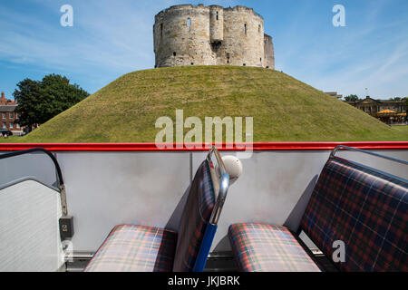 Un point de vue d'un open top bus de tourisme dans la ville historique de York en Angleterre. Banque D'Images