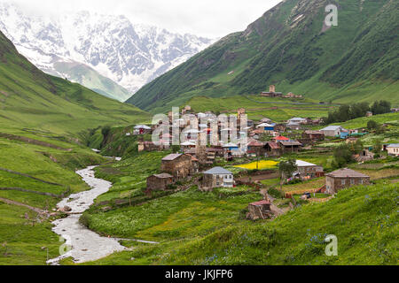 Tours médiévales et maisons du village d'Ushguli, dans les montagnes du Caucase, Géorgie. Banque D'Images