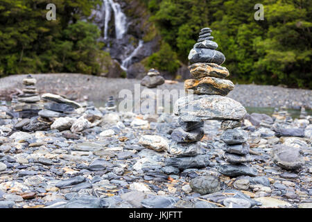 L'équilibre des pierres sur le Falls, South Island, New Zealand Banque D'Images