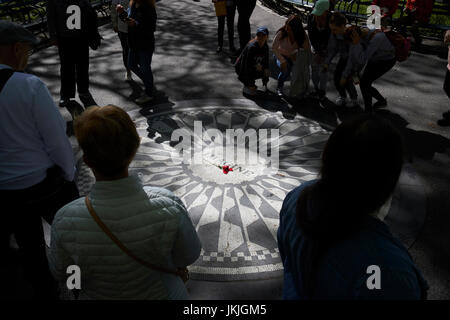 Imaginez mosaic dédié à John Lennon dans Central Park New York USA Banque D'Images