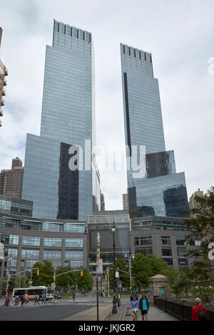 Recherche le long de central Park sud en direction de Columbus Circle et le Time Warner center New York USA Banque D'Images