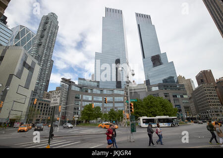 Recherche le long de central Park sud en direction de Columbus Circle et le Time Warner center New York USA Banque D'Images