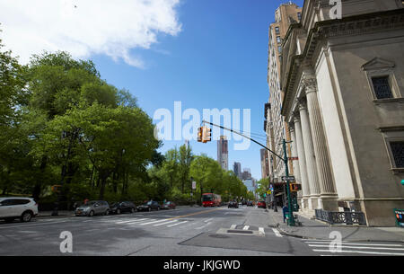 Vers le bas à Central Park West à partir de la congrégation Shearith Israel synagogue espagnole et portugaise, upper west side de New York USA Banque D'Images