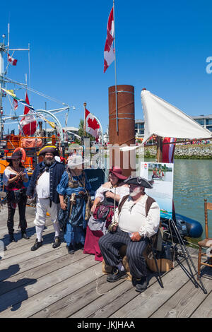 Les résidents locaux habillés comme des pirates et flibustiers sur le front de Steveston pour les célébrations de la fête du Canada 2017 Banque D'Images