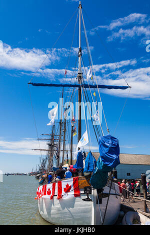 Bateau en bois décoré pour célébrations Canada 150 à Steveston, près de Vancouver Banque D'Images