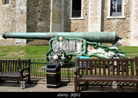 Canon 24 livres de bronze à l'extérieur de la Tour de Londres, Angleterre, RU Banque D'Images