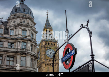 Big Ben avec la station de métro Westminster sign Banque D'Images