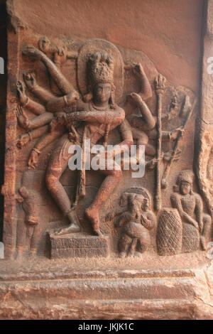 Nataraja (Shiva) à l'entrée de la grotte I à Badami, Karnataka, Inde, Asie Banque D'Images