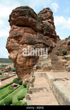 Étapes de temples de caverne couper des rochers à Badami, Karnataka, Inde, Asie Banque D'Images