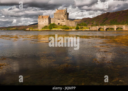 Stormy Sky spectaculaire sur le château d'Eilean Donan, Loch Duich, Highlands, en Écosse. Banque D'Images