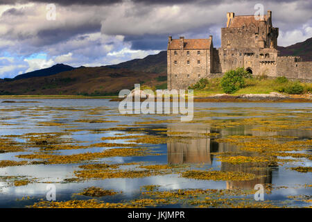 Stormy Sky spectaculaire sur le château d'Eilean Donan, Loch Duich, Highlands, en Écosse. Banque D'Images