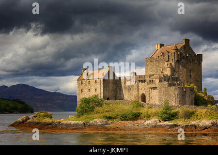 Stormy Sky spectaculaire sur le château d'Eilean Donan, Loch Duich, Highlands, en Écosse. Banque D'Images