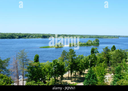 Beau paysage sur une large rivière, avec une petite île verte, banques, avec une vue d'ensemble. Jour d'été ensoleillé. Banque D'Images