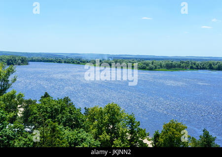 Beau paysage sur une large rivière avec un livre vert les banques, d'une vue d'ensemble. Jour d'été ensoleillé. Banque D'Images