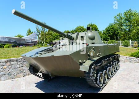 L'équipement militaire. Ancien réservoir. Un monument situé dans le parc. Banque D'Images