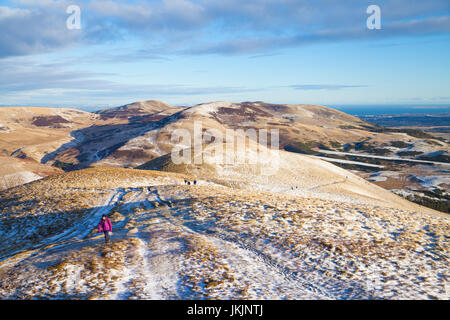 Les marcheurs approcher le sommet du Carnethy Hill dans le Pentland Hills près d'Édimbourg. Banque D'Images