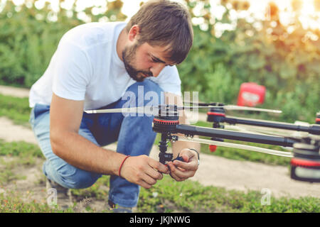 Jeune ingénieur de l'agriculture préparer avant de prendre l'avion drone Banque D'Images