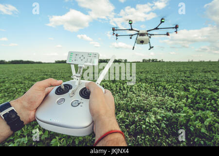 L'homme octocopter de contrôle ou de commande à distance pour le drone dans les mains Banque D'Images