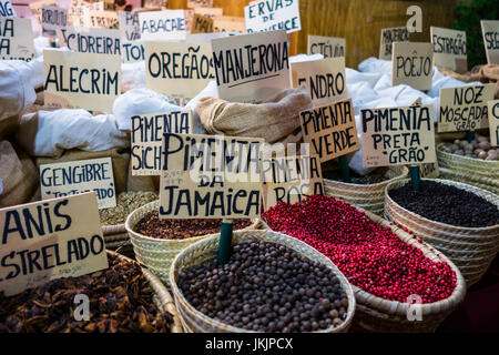 Paniers débordant d'épices diverses sur l'affichage et pour vendre à street market stall Banque D'Images