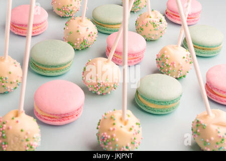 Macarons et cake pops sur des bâtons Banque D'Images