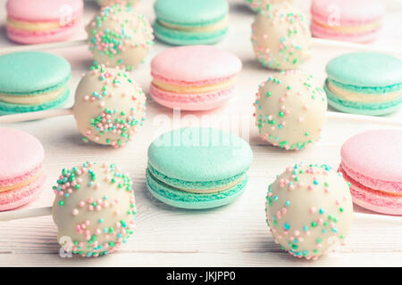 Arrière-plan de menthe et fraise macarons et cake pops Banque D'Images