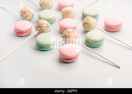 Macarons sucrés et cake pops assortiment Banque D'Images