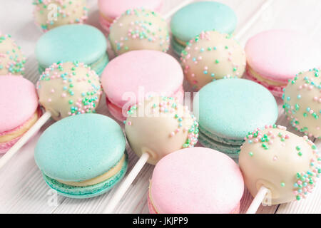 Libre de menthe et fraise macarons et cake pops Banque D'Images