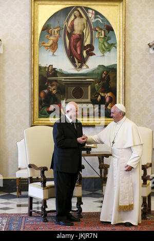 Le pape François rencontre le Grand Maître de l'Ordre militaire souverain de Malte Giacomo Dalla Torre del Tempio di Sanguinetto au cours d'une audience privée au Vatican. Comprend : Le Pape François, Giacomo Dalla Torre del Tempio di Sanguinetto Où : Rome, Italie Quand : 23 Juin 2017 Crédit : IPA/WENN.com **Uniquement disponible pour publication au Royaume-Uni, USA, Allemagne, Autriche, Suisse** Banque D'Images