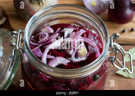 Préparation des betteraves fermentées (betterave kvass) dans un bocal de verre Banque D'Images