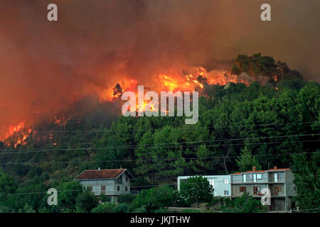 Vadstena, Split, Croatie - Juillet 17, 2017 : Incendie de forêt Massive la forêt et les villages autour de ville de Split Banque D'Images