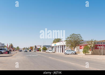 MARIENTAL, NAMIBIE - Juin 14, 2017 : une scène de rue avec les entreprises et les véhicules de Mariental, la capitale de la région Hardap en Namibie Banque D'Images