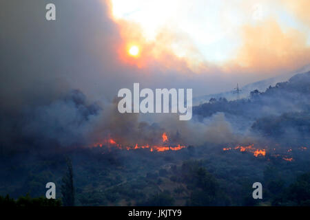 Vadstena, Split, Croatie - Juillet 17, 2017 : Incendie de forêt Massive la forêt et les villages autour de ville de Split Banque D'Images