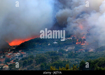 Vadstena, Split, Croatie - Juillet 17, 2017 : Incendie de forêt Massive la forêt et les villages autour de ville de Split Banque D'Images