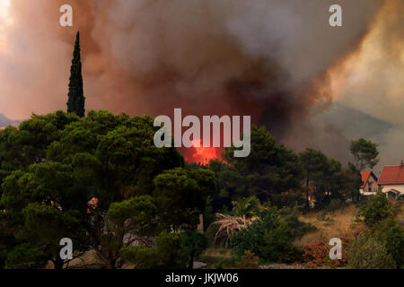 Vadstena, Split, Croatie - Juillet 17, 2017 : Incendie de forêt Massive la forêt et les villages autour de ville de Split Banque D'Images