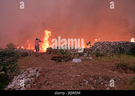 Vadstena, Split, Croatie - Juillet 17, 2017 : la lutte contre l'homme avec l'immense forêt de brûler la forêt et les villages autour de ville de Split Banque D'Images