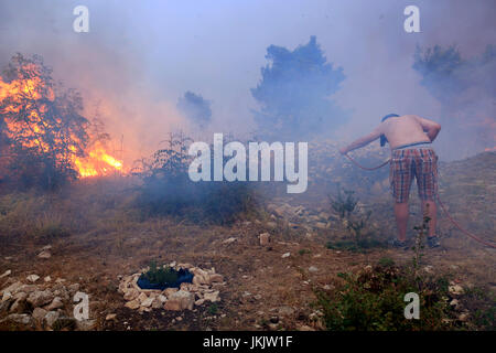 Vadstena, Split, Croatie - Juillet 17, 2017 : la lutte contre l'homme avec l'immense forêt de brûler la forêt et les villages autour de ville de Split Banque D'Images