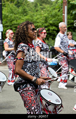 Batala Samba de tambours prendront part au défilé devant le Liverpool International Music Festival à Sefton Park 2017. Banque D'Images